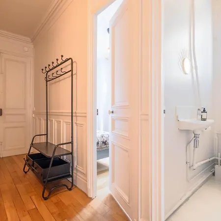 Апартаменты Luxury Flat Eiffel View 3br 7 Guests Париж